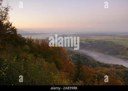 Wutachflühen (avec le brouillard), vue de Genève près de Blumberg au lever du soleil, automne, Forêt Noire, Allemagne Banque D'Images