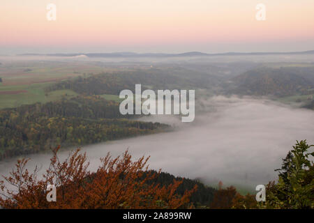 Wutachvalley à Achdorf sous le brouillard, la vue du château de près de Blumberg, automne, sunrise, Forêt Noire, Allemagne Banque D'Images