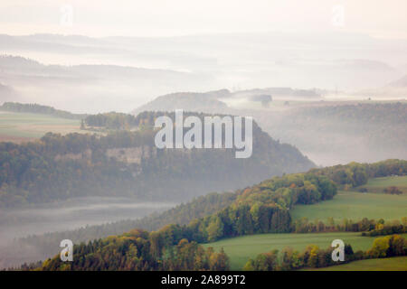 Wutachflühen (avec le brouillard), vue de Genève près de Blumberg au lever du soleil, automne, Forêt Noire, Allemagne Banque D'Images