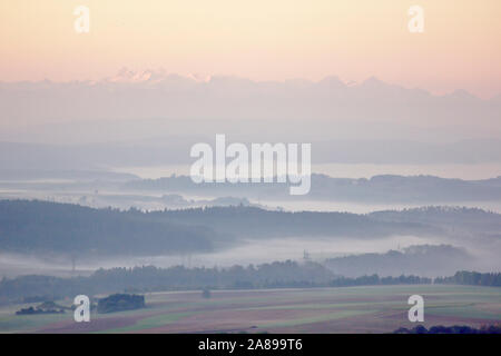 Vue du château de près de Blumberg vers les Alpes, sunrise, automne, Forêt Noire, Allemagne Banque D'Images