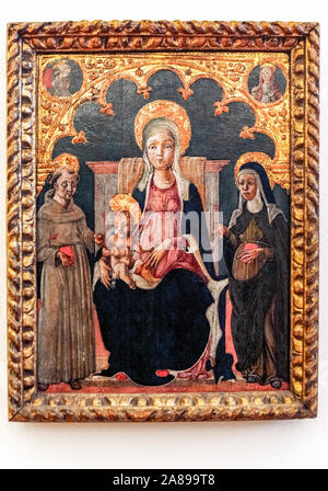 Italie Toscane Arezzo : Museo Nazionale d'Arte Medievale e Moderna : Madonna à trono col bambino e i Santi Francesco e Chiara : Pittore ferrarese Maestro degli occhi spalancati Banque D'Images