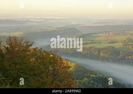 Wutachflühen (avec le brouillard), vue de Genève près de Blumberg au lever du soleil, automne, Forêt Noire, Allemagne Banque D'Images