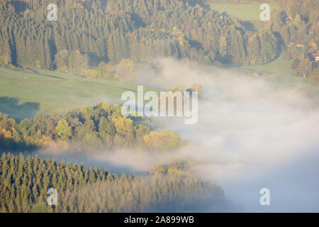 Le brouillard et la forêt d'automne, vue à partir de la Versoix près de Blumberg, automne, Forêt Noire, Allemagne Banque D'Images