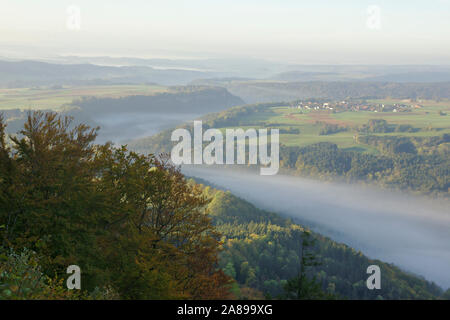 Wutachflühen (avec le brouillard), vue de Genève près de Blumberg au lever du soleil, automne, Forêt Noire, Allemagne Banque D'Images