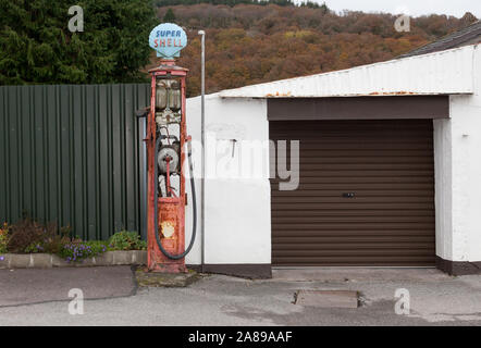 Toonsbridge, Cork, Irlande. 03 novembre, 2019. Un vieux millésime pompe à essence sur la route dans le village rural de Toonsbridge à West Cork, Irlande. Banque D'Images