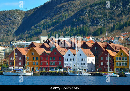 Et de pêche en bois commercial entrepôts dans le quartier de Bryggen, un ancien comptoir de la Ligue hanséatique. Site du patrimoine mondial de l'UNESCO, Bergen. La Norvège Banque D'Images