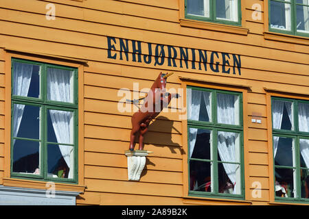 Et de pêche en bois commercial entrepôts dans le quartier de Bryggen, un ancien comptoir de la Ligue hanséatique. Site du patrimoine mondial de l'UNESCO, Bergen. La Norvège Banque D'Images