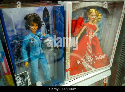 L'astronaute Sally Ride et maison de poupées Barbie Mattel Barbie dans un magasin à New York le Mardi, Novembre 5, 2019. (© Richard B. Levine) Banque D'Images