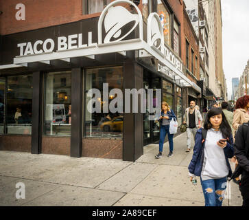 Un Yum Brands' Taco Bell Cantina franchise dans le quartier de Chelsea, New York le mercredi, Octobre 30, 2019. Ym Marques commissions raté aux attentes des analystes en citant leur investissement dans GrubHub. (© Richard B. Levine) Banque D'Images