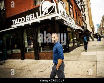 Un Yum Brands' Taco Bell Cantina franchise dans le quartier de Chelsea, New York le mercredi, Octobre 30, 2019. Ym Marques commissions raté aux attentes des analystes en citant leur investissement dans GrubHub. (© Richard B. Levine) Banque D'Images