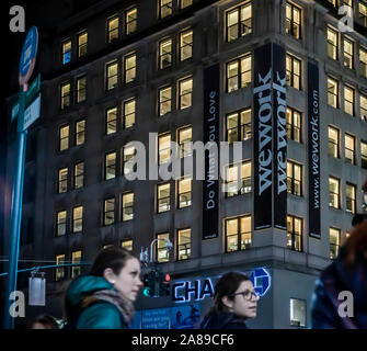 Des signes annoncent l'emplacement d'un un espace de co-working WeWork emplacement dans Midtown Manhattan à New York, le vendredi, Novembre 1, 2019. (© Richard B. Levine) Banque D'Images