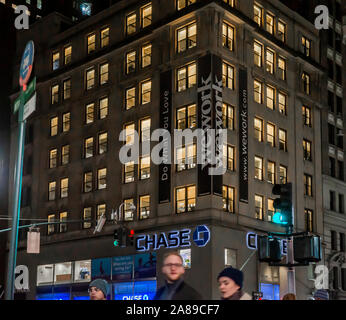 Des signes annoncent l'emplacement d'un un espace de co-working WeWork emplacement dans Midtown Manhattan à New York, le vendredi, Novembre 1, 2019. (© Richard B. Levine) Banque D'Images