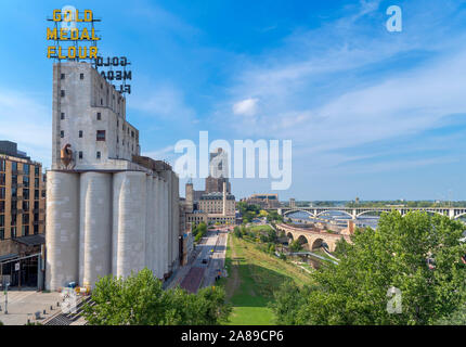 Vue sur le Mississippi riverfront de pont sans fin avec Washburn un moulin (Musée du Moulin) et médaille d'or à gauche, signe de farine de Minneapolis, Minnesota, USA Banque D'Images