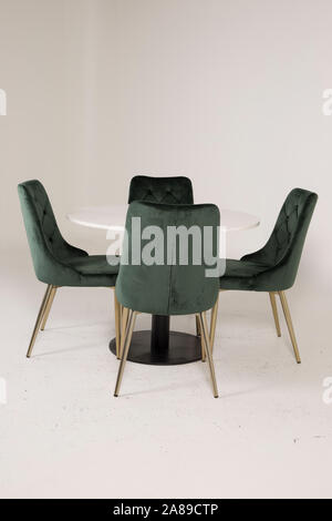 Jeux de table et chaise de luxe pour l'intérieur isolé sur fond gris Banque D'Images