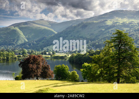 Grasmere Lake sur la rivière Brathay Hall dans la lumière du soleil tôt le matin avec une grande cicatrice et Nab Rigg pics dans le Parc National de Lake District en Angleterre Banque D'Images