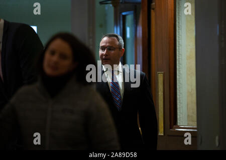 Le Lieutenant-colonel Alexander Vindman, un officier de l'armée au Conseil national de sécurité, arrive à la capitale américaine le jeudi 7 novembre 2019, d'examiner les transcriptions de son témoignage à huis clos devant les comités de la Chambre le mardi 29 octobre 2019, sur la colline du Capitole à Washington, D.C., U.S. Credit : Stefani Reynolds / CNP /MediaPunch Banque D'Images