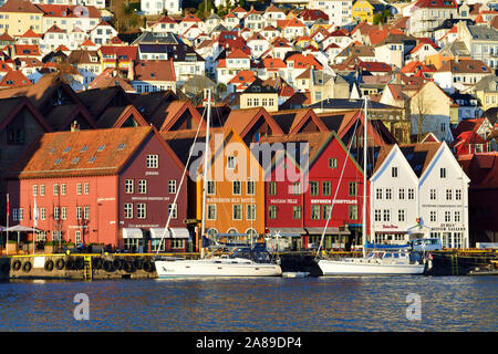 Et de pêche en bois commercial entrepôts dans le quartier de Bryggen, un ancien comptoir de la Ligue hanséatique. Site du patrimoine mondial de l'UNESCO, Bergen. La Norvège Banque D'Images