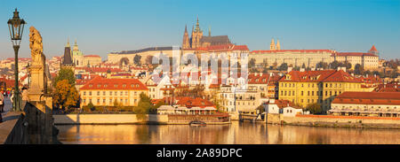 Prague - la vue panoramique du pont Charles au Château et la Cathédrale sur la Vltava dans la lumière du matin. Banque D'Images