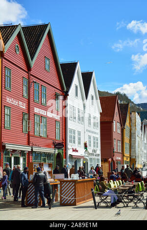 Et de pêche en bois commercial entrepôts dans le quartier de Bryggen, un ancien comptoir de la Ligue hanséatique. Site du patrimoine mondial de l'UNESCO, Bergen. La Norvège Banque D'Images