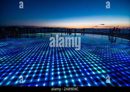 ZADAR, CROATIE - Juillet 2019 : Salut au Soleil, conçu par l'architecte Nikola Basic, le 10 août 2008 à Zadar, Croatie. Banque D'Images