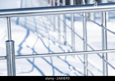Main courante sur l'escalier métallique d'hiver. Escaliers dangereux sous la neige, d'un coffre-fort la main courante. Banque D'Images