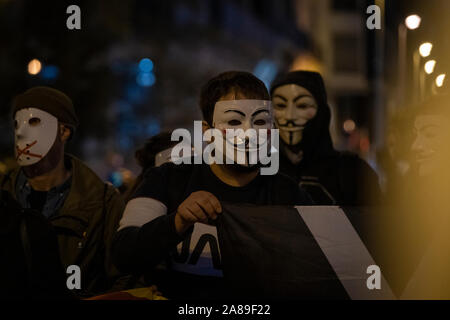 Les membres de la Catalogne anonyme et les partisans de Julian Assange portant des masques de démontrer au cours de millions d'Mask mars à Barcelone. Banque D'Images