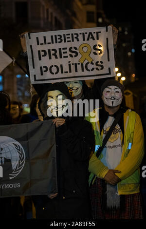 Les membres de la Catalogne anonyme et les partisans de Julian Assange portant des masques de démontrer au cours de millions d'Mask mars à Barcelone. Banque D'Images