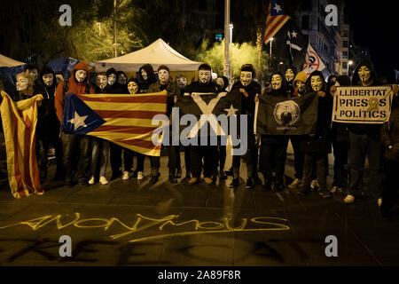 Les membres de la Catalogne anonyme et les partisans de Julian Assange portant des masques de démontrer au cours de millions d'Mask mars à Barcelone. Banque D'Images