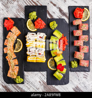 Cuisine japonaise traditionnelle. Un excellent ensemble de différents types de sushis. Présentation de la nourriture au restaurant. Banque D'Images