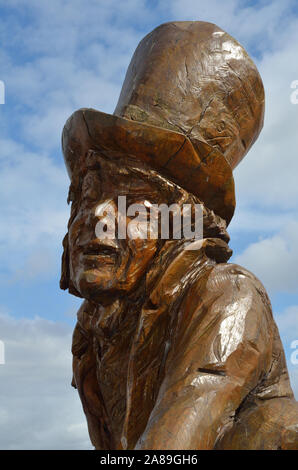 Mad Hatter de bois sculpté, de Llandudno, Conwy, Nord du Pays de Galles, Royaume-Uni ; Royaume-Uni. Une partie de la piste du Lapin blanc. Banque D'Images