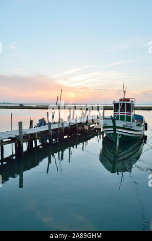 Un port de pêche sur pilotis. Carrasqueira au crépuscule. Alentejo, Portugal Banque D'Images