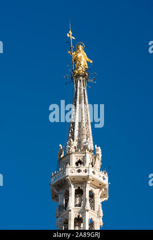 Statue en or de la Vierge, appelée Madonnina, placé sur le toit de la cathédrale du Duomo, est le symbole de Milan, Italie Banque D'Images