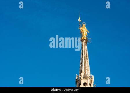 Statue en or de la Vierge, appelée Madonnina, placé sur le toit de la cathédrale du Duomo, est le symbole de Milan, Italie Banque D'Images