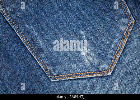 Close up des coutures et des parcelles de la poche arrière de nouveau, jeans femme bleu foncé. Vintage contemporain à la notion de mode Banque D'Images