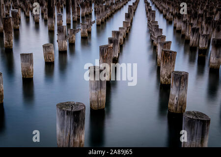 4 Nov 19. Melbourne, Australie. Les pylônes d'origine, vers 1912 de la princesse Pier à Port Melbourne, Victoria. Banque D'Images