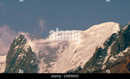 Falaises de neige sous ciel bleu. Voyage en montagne Banque D'Images