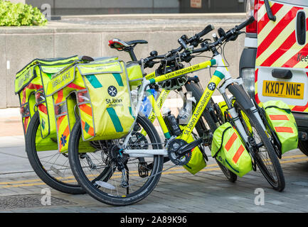 St John Ambulance Réponse Cycle Unité, et de donner les premiers soins, un organisme de bienfaisance bénévole et fondée 1877 Banque D'Images