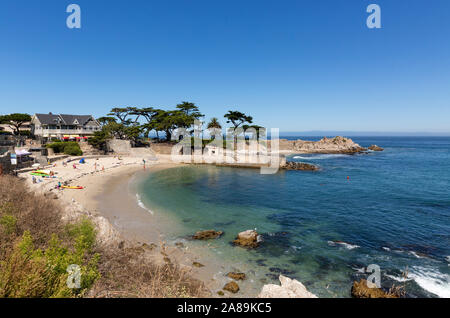 MONTEREY, USA - 24 septembre 2019 : les personnes bénéficiant d'une journée ensoleillée à Lover's Point Beach sur la côte centrale de la Californie. Banque D'Images