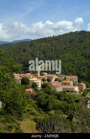 Le village de montagne de Ghisoni à département de la Haute-Corse et de la Corse Banque D'Images