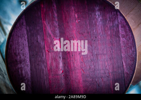 Le mouvement lent du vaporisateur gouttes jaune sur fond noir Banque D'Images