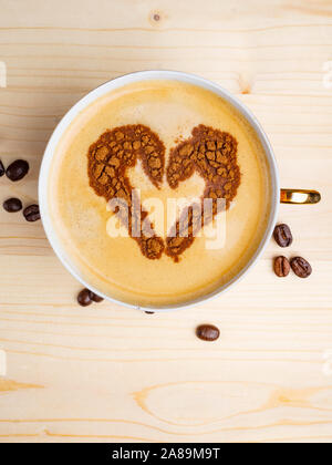 Vue de dessus de tasse de café avec un coeur, du café, de l'art romantique Valentine's Day, une tasse de Cappuccino barista avec motif en forme de coeur dans une tasse sur Banque D'Images