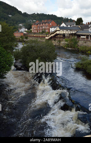 Rivière Dee ; ; ; Pays de Galles Llangollen Denbighshire ; Royaume-Uni ; Royaume-Uni ; Europe ; Llangollen Gare. river ; cascade ; rushing stream ; rivière Dee, Banque D'Images