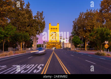 Tower Bridge à Sacramento, Californie, USA autour de coucher du soleil. Il s'agit d'un ascenseur vertical pont qui traverse la rivière Sacramento. Le pont est inauguré en 1935. Banque D'Images