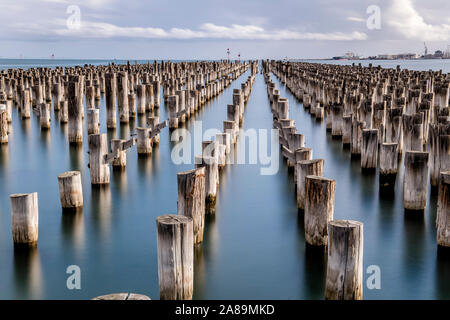 4 Nov 19. Melbourne, Australie. Les pylônes d'origine, vers 1912 de la princesse Pier à Port Melbourne, Victoria. Banque D'Images