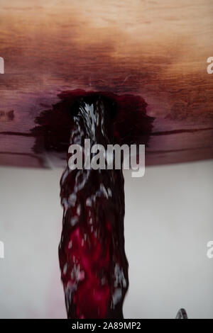 Le mouvement lent du vaporisateur gouttes jaune sur fond noir Banque D'Images