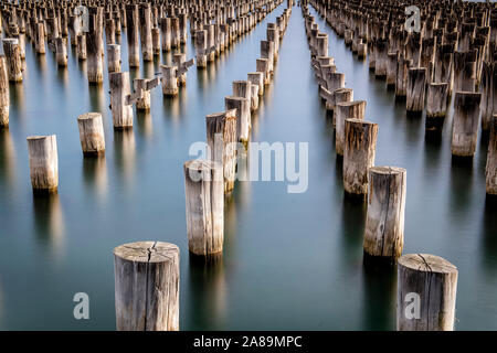 4 Nov 19. Melbourne, Australie. Les pylônes d'origine, vers 1912 de la princesse Pier à Port Melbourne, Victoria. Banque D'Images