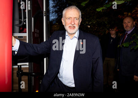 Leader du travail laisse Jeremy Corbyn après qu'il a fait un discours à la bibliothèque tout en théâtre sur la campagne électorale générale trail à Darwen, Lancashire. Banque D'Images