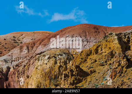 Collines colorées, des rayures de couleurs différentes sur la pente de canyon. La terre sèche en raison du manque d'eau. La sécheresse dans le désert. L'érosion du sol Banque D'Images