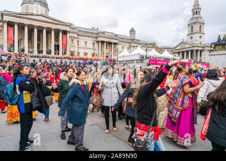 Londres, Royaume-Uni - 03 NOVEMBRE 2019 : Les gens prennent part aux célébrations du Diwali à Londres. Le Diwali ou Deepawali, est la fête hindoue des lumières célébrée durant Banque D'Images