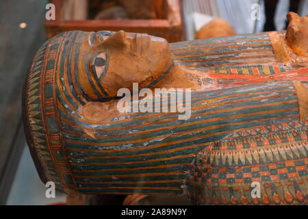 Cercueil en bois peint d'une femme non identifiée au British Museum de Londres, UK Banque D'Images